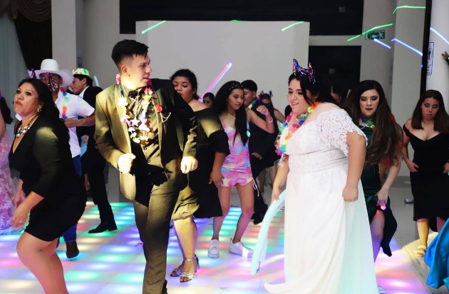 Pareja bailando en la pista
